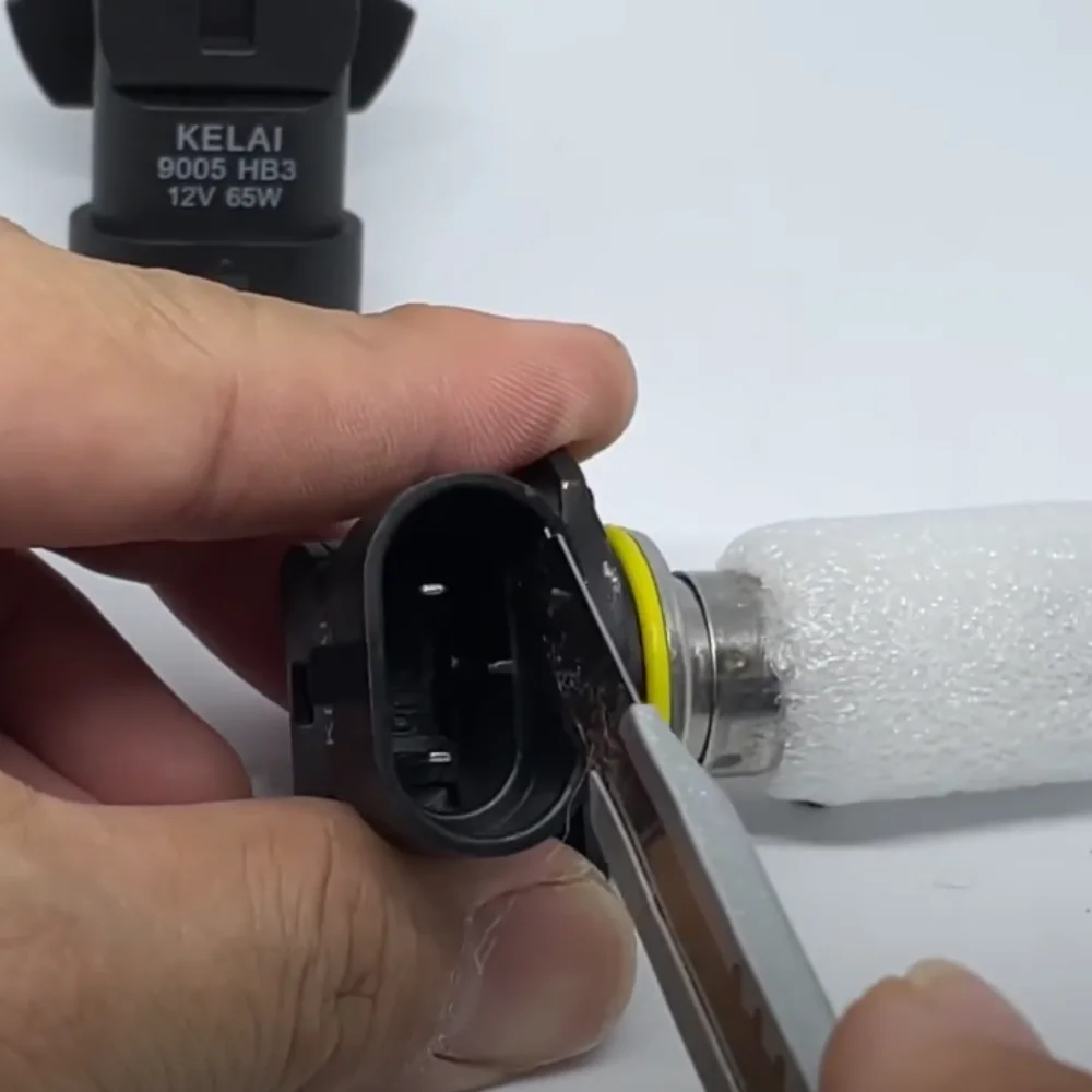 Can You Fit a 9005 Bulb in a 9006 Socket?